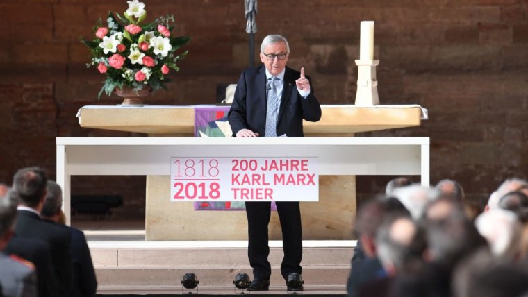 Elverik a port a kommunizmus áldozatai a Marxot mentegető Jean-Claude Junckeren