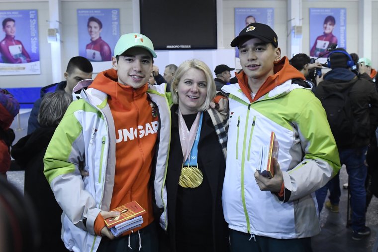 Hősként fogadták Budapesten a téli olimpiáról hazatért magyar sportolókat, különösen a Liu fivéreket