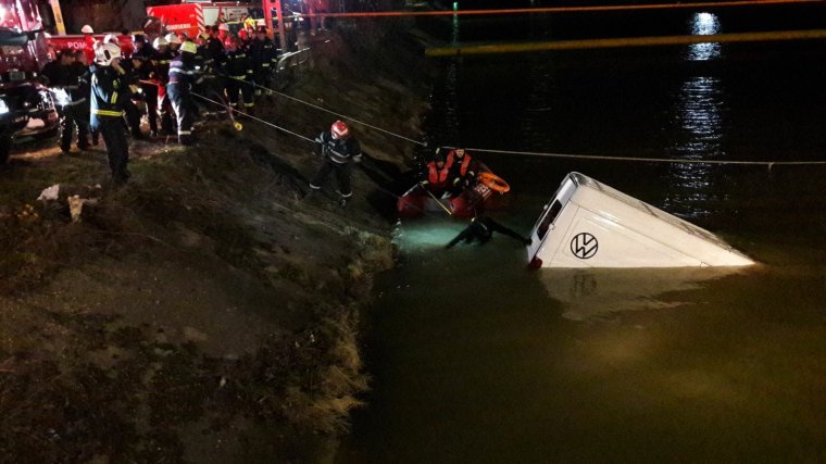 FRISSÍTVE – Tragikus baleset Neamț megyében, kilencen lelték halálukat a Besztercébe zuhant járműben