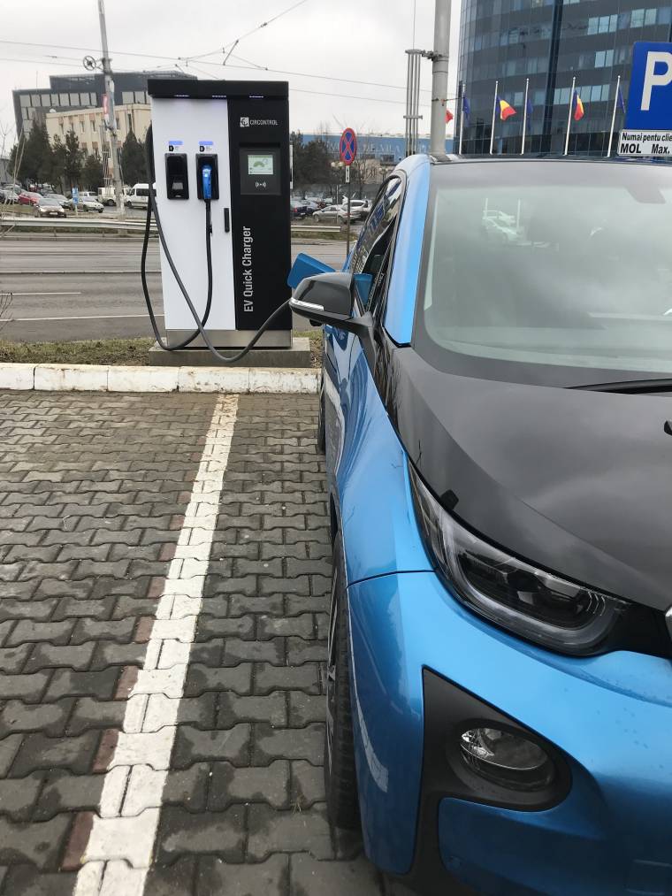 Elektromos autók számára nyit töltőállomásokat a Mol Romániában