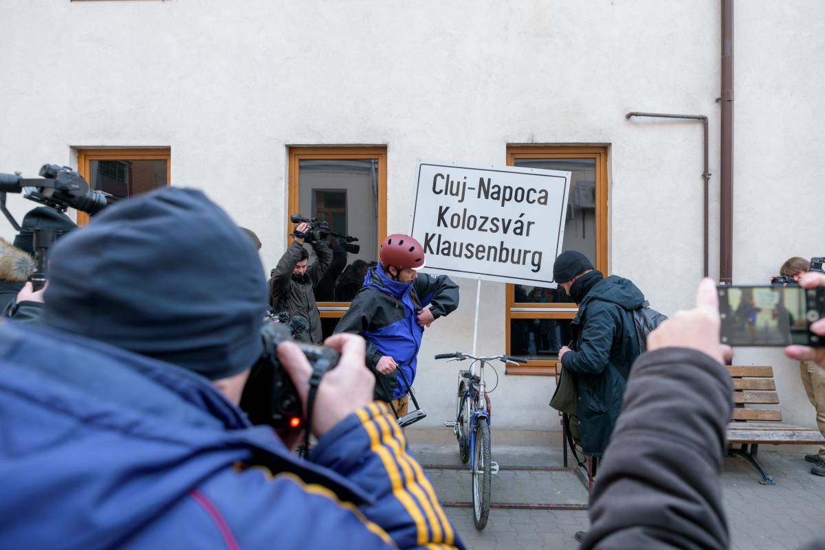 Biciklistül eltűnt a háromnyelvű helységnévtábla a kolozsvári városháza udvaráról