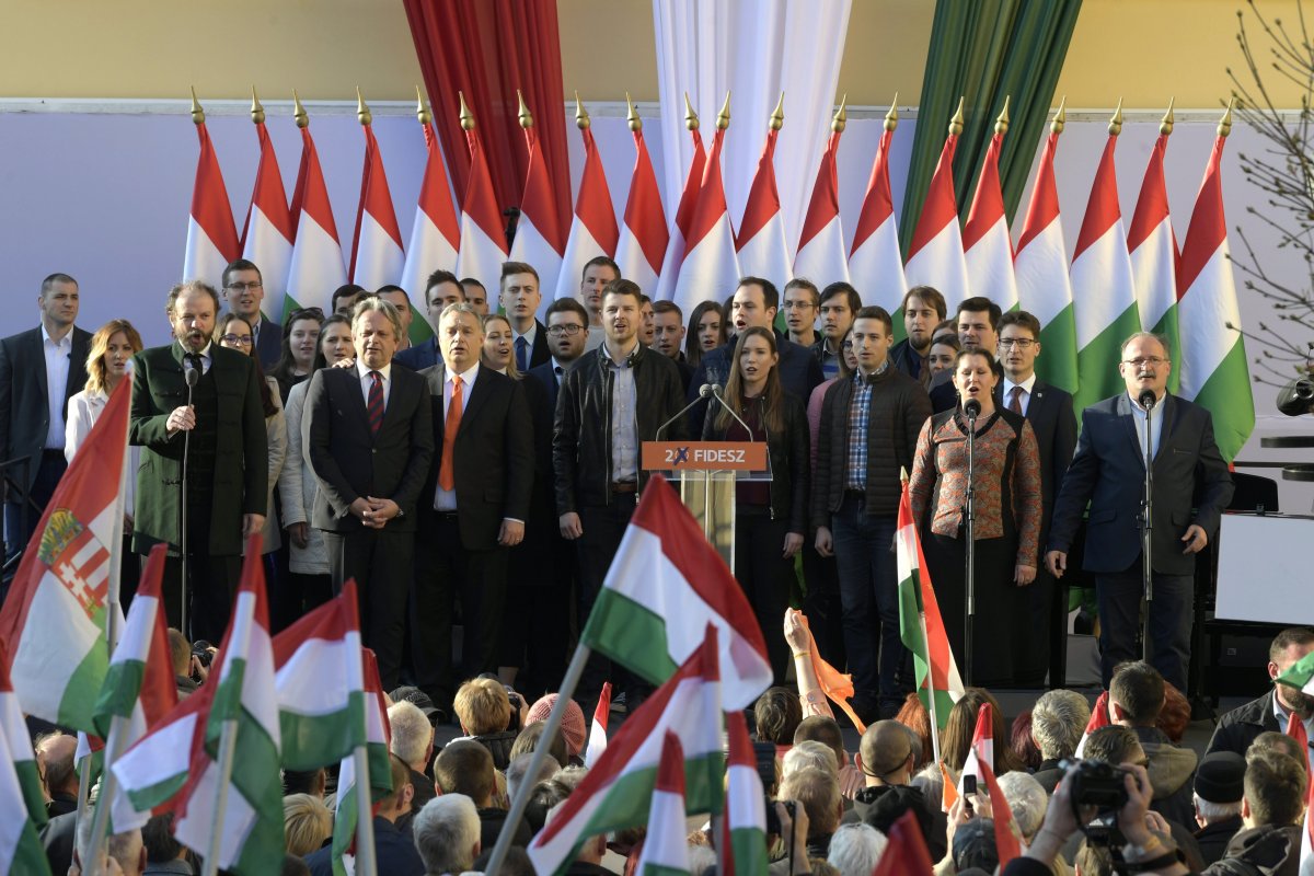 Orbán Viktor a kampányzárón: el akarják venni az országunkat