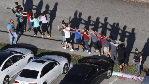 Tömegmészárlás Floridában, tizenhét halottat követelt a kicsapott diák iskolai ámokfutása