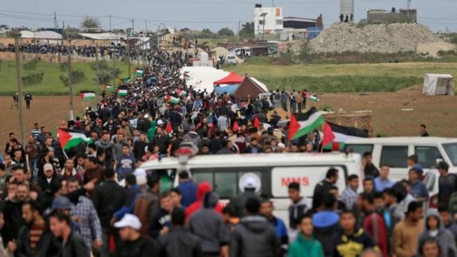 Több mint tíz tüntető palesztint agyonlőttek izraeli katonák a Gázai övezetben