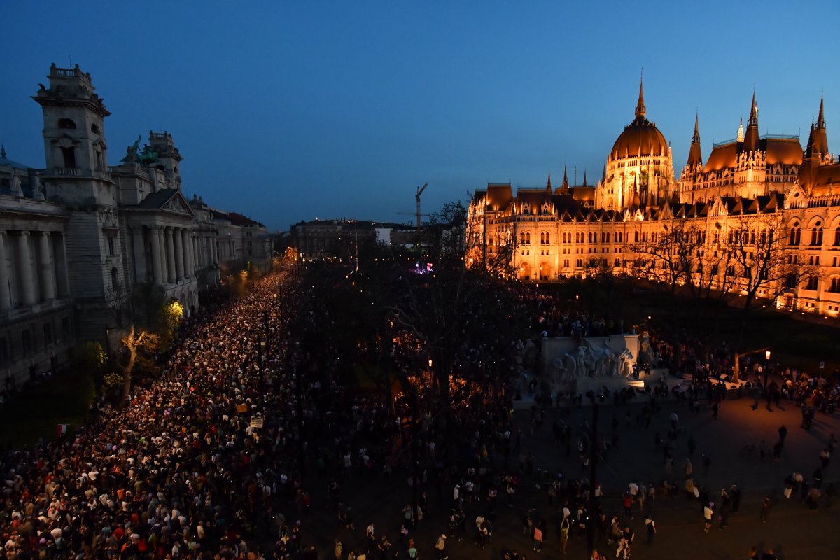 Új választásért és ellenzéki összefogásért tartottak tömegtüntetést Budapesten