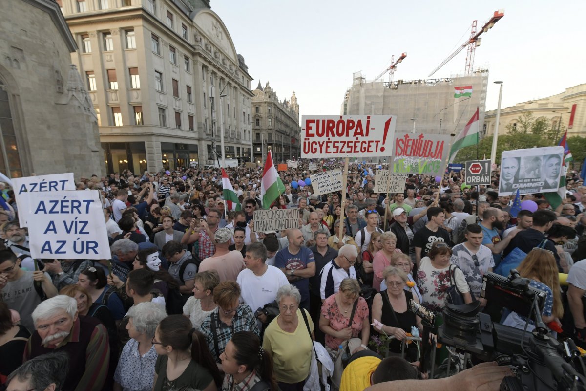 Egységes ellenzéki összefogást sürgettek az újabb budapesti tüntetés szónokai