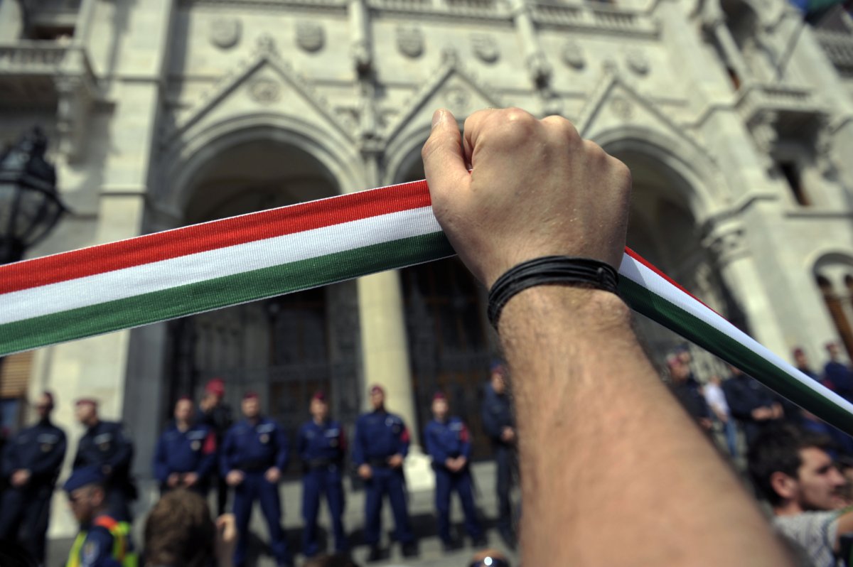 Civilek tüntetnek a budapesti parlament megalakulása és az új kormány ellen
