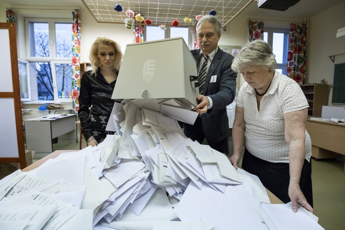 FRISSÍTVE - Rekord részvétellel zajlik a magyarországi választás, a szavazásra jogosultak több mint fele voksolt