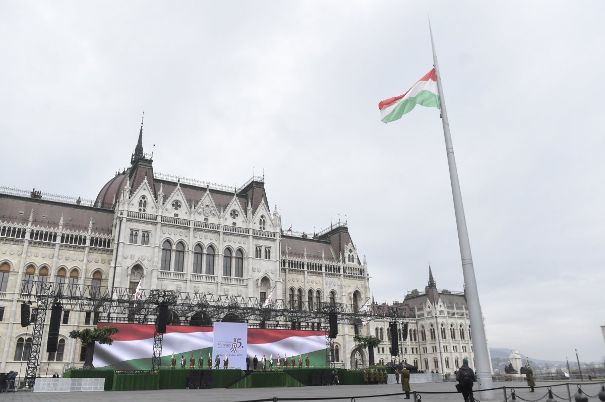 Felvonták a nemzeti lobogót a budapesti Országház előtt
