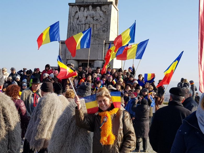 Trikolór, kokárda, szelfi: románok tízezrei ünneplik Gyulafehérváron az egyesülés centenáriumát