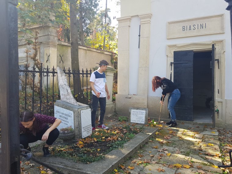 Kegyeleti diákmunka a Házsongárdban: jeles magyar személyiségek sírját gondozzák a középiskolások a kolozsvári pantheonban