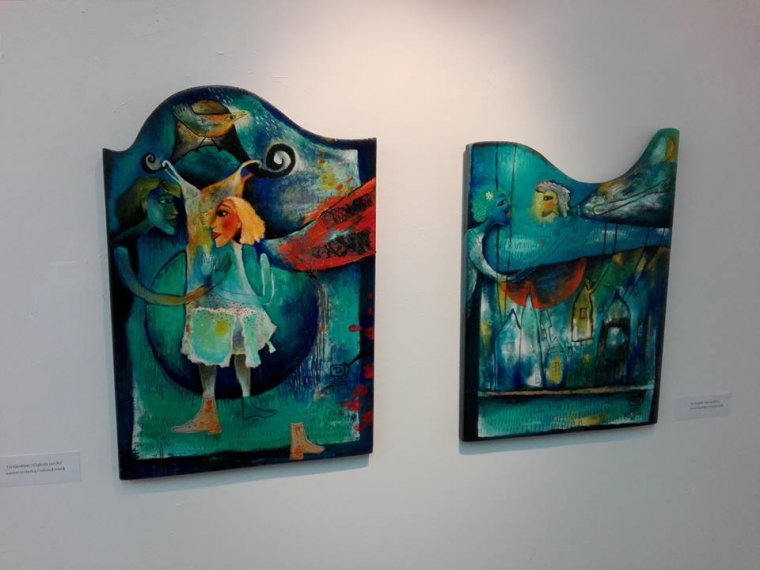 Színes szárnyakon repkedő festmények kalauzolnak az ismeretlen felé – Darvay Tünde-kiállítás nyílt Kolozsváron