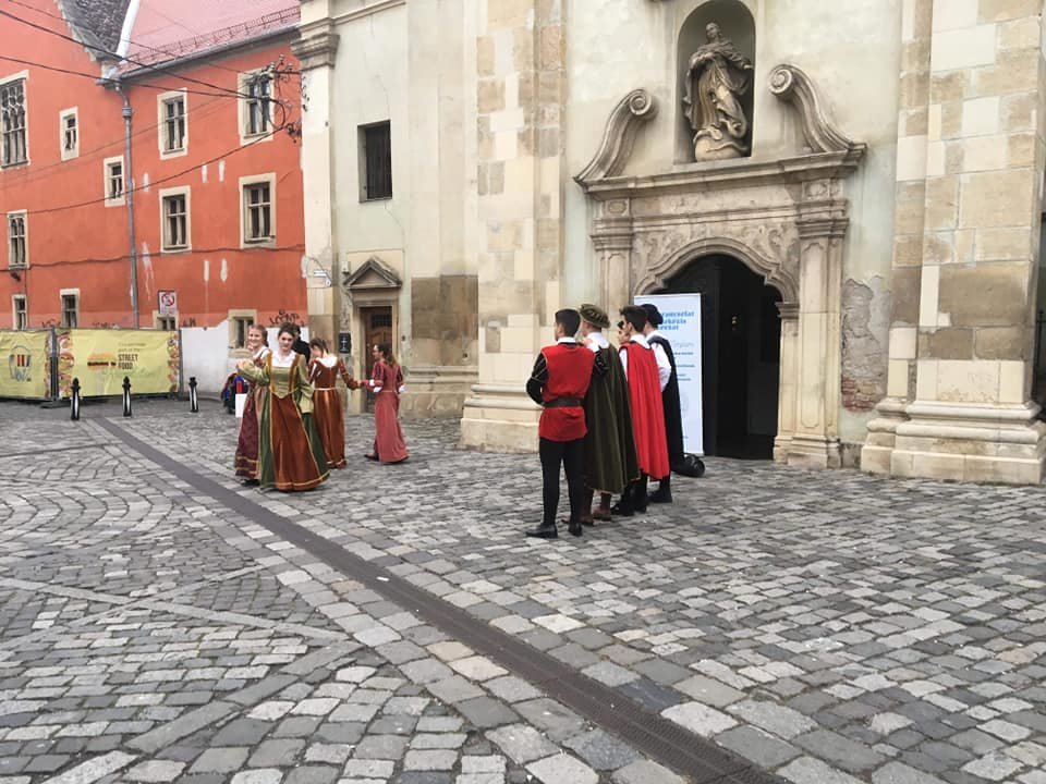 Múltfeltárás az óvári ferences kolostorban – iskolájuk első épületét fogadták örökbe a kolozsvári unitárius kollégium diákjai