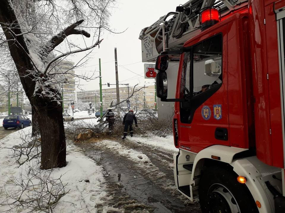 Hóhelyzet: 11 megyében lépett közbe a katasztrófavédelem, több száz településen akadozik az áramszolgáltatás