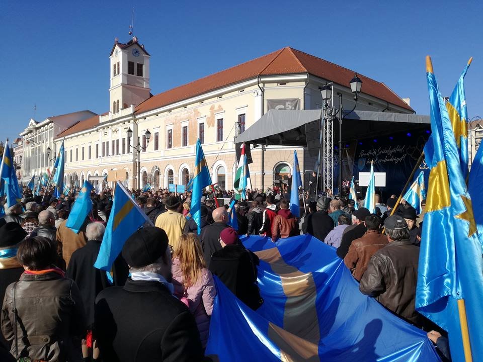 Centenáriumi megemlékezés és tüntetés a székelyföldi autonómiáért Sepsiszentgyörgyön