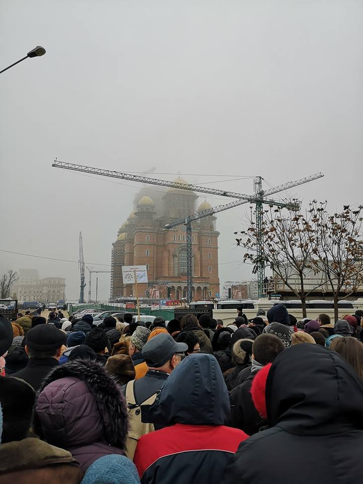 Dulakodás az ortodox ereklyék előtt: a hívek nekimentek a csendőrkordonnak a megakatedrális felszentelési ünnepén