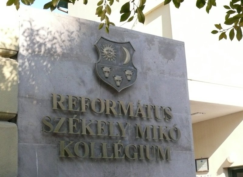 Antal Árpád a magyarellenes politikum provokációjának tartja a Református Székely Mikó Kollégium felirat eltávolíttatását