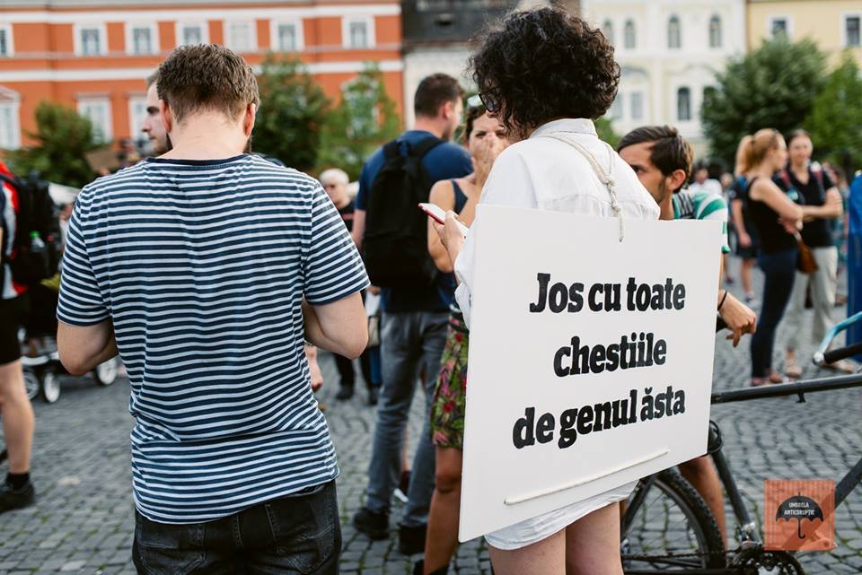 A nyilvános gyülekezés bejelentését kötelezővé tevő határozat ellen tüntettek Kolozsváron