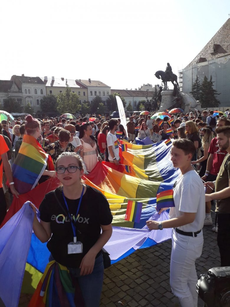 Élettársi kapcsolatot követeltek a kolozsvári melegfelvonuláson, Funarék megtaposták a szivárványszínű zászlót