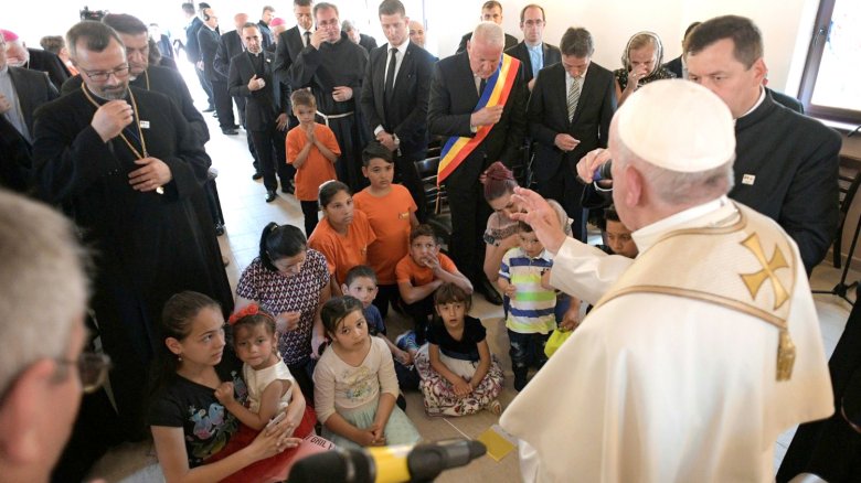 Ferenc pápa bocsánatot kért a romáktól a történelmi diszkrimináció miatt Balázsfalván
