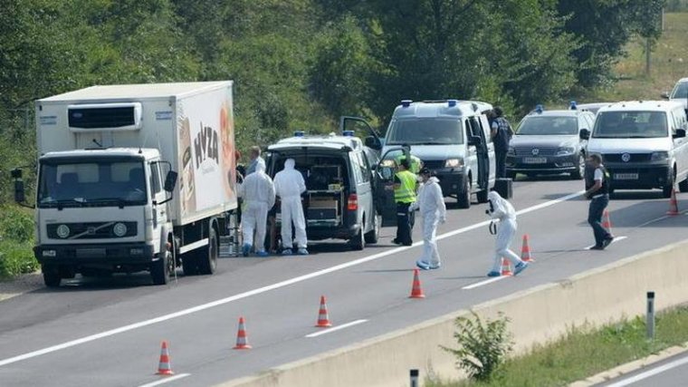 Életfogytiglannal sújtotta a magyar igazságszolgáltatás a migránsok ausztriai halálát okozó embercsempészeket
