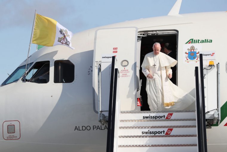 FRISSÍTVE – Megérkezett a szentatya Romániába – Óriási várakozás előzi meg a történelmi csíksomlyói pápalátogatást