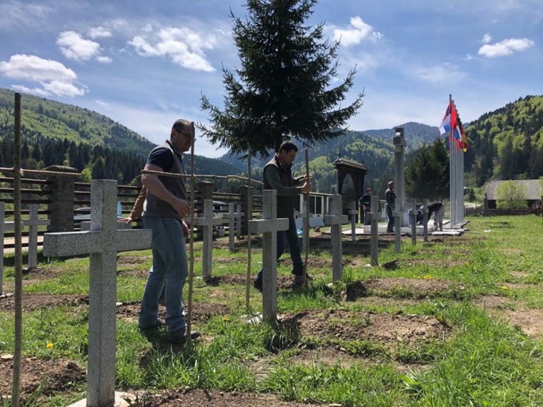 Mogyorófakeresztekkel üzennek az úzvölgyi „temetőfoglalóknak” – törvénysértéseket állapított meg a bákói hatóság