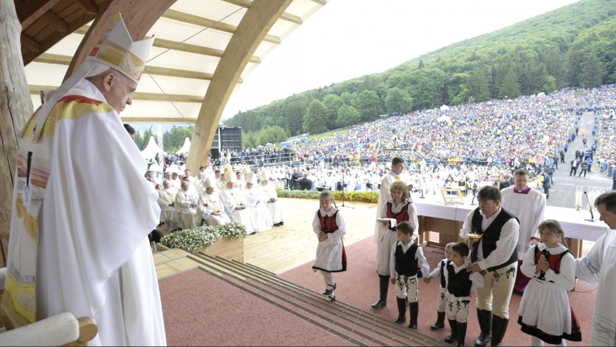 Szúrta a román kormányőrség illetékeseinek szemét Ferenc pápa csíksomlyói miseruháján a magyar felirat