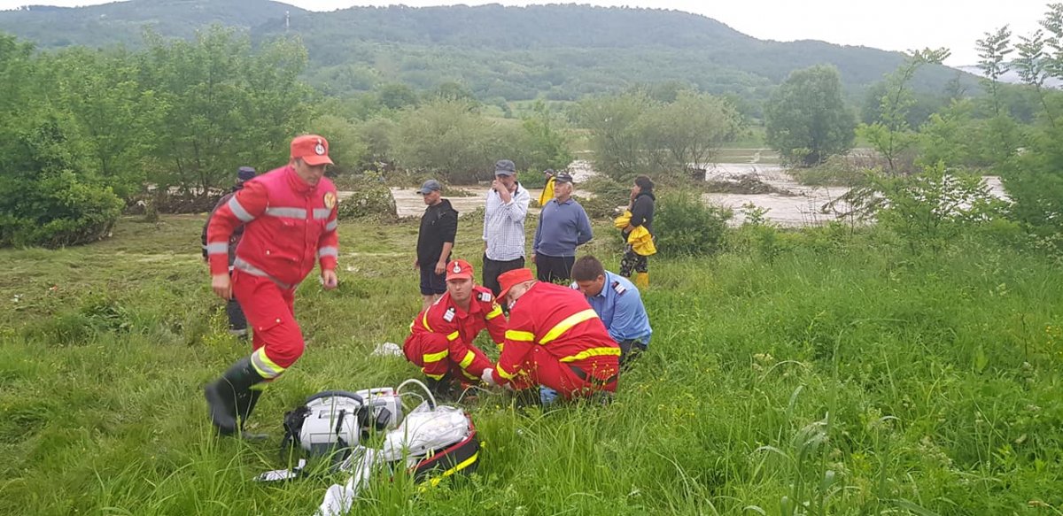 Tizenöt romániai megyében pusztított az ítéletidő, gyermekéleteket is követelt az iszonyú áradás