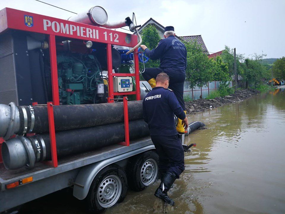 Az árvíz elől a padlásra menekült embereket is ki kellett menteniük a katasztrófavédelmiseknek