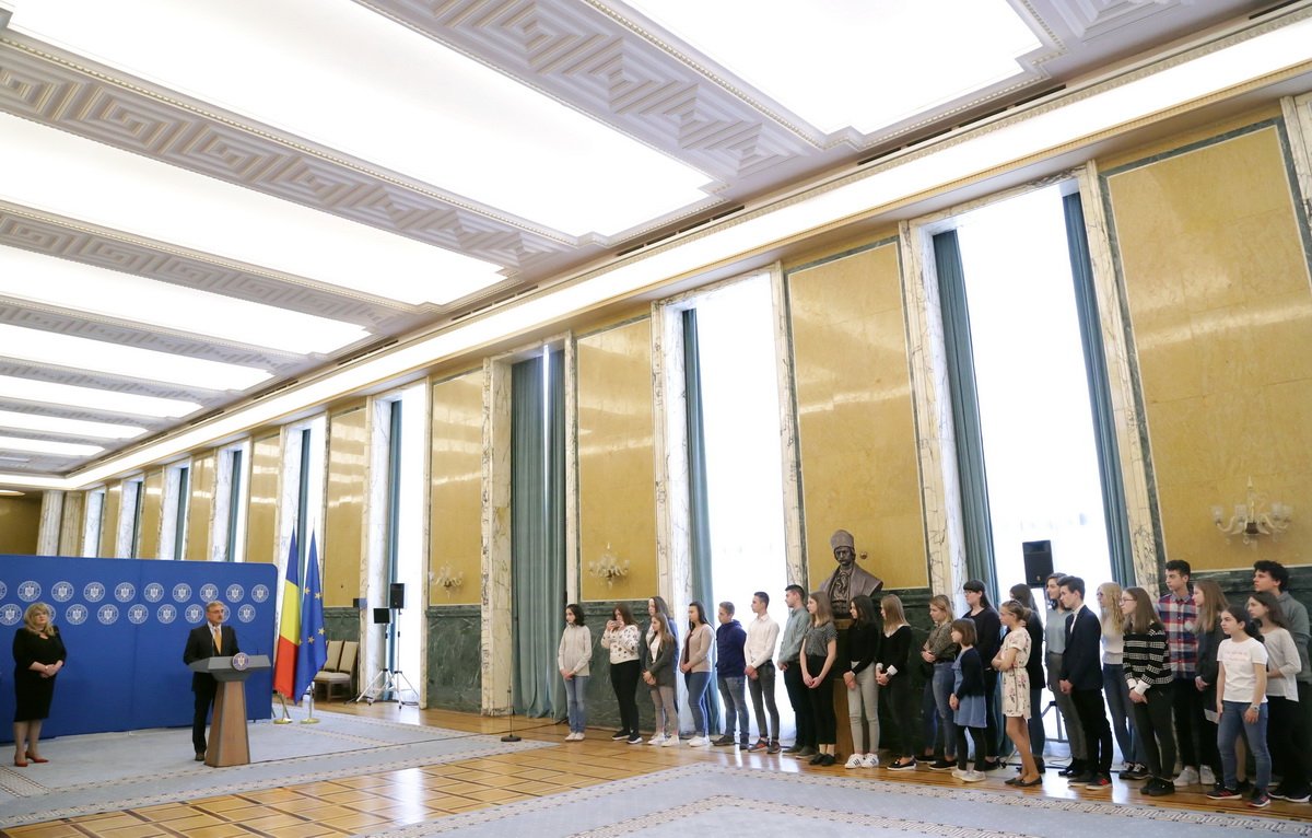 Románnyelv-versenyen győztes erdélyi magyar gyerekeket díjaztak a bukaresti kormánypalotában