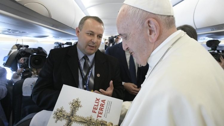 Egy fedélzeten az Erdélyt dicsérő pápával – beszélgetés Micaci Cristian romániai magyar újságíróval, aki a pápai gépen utazott