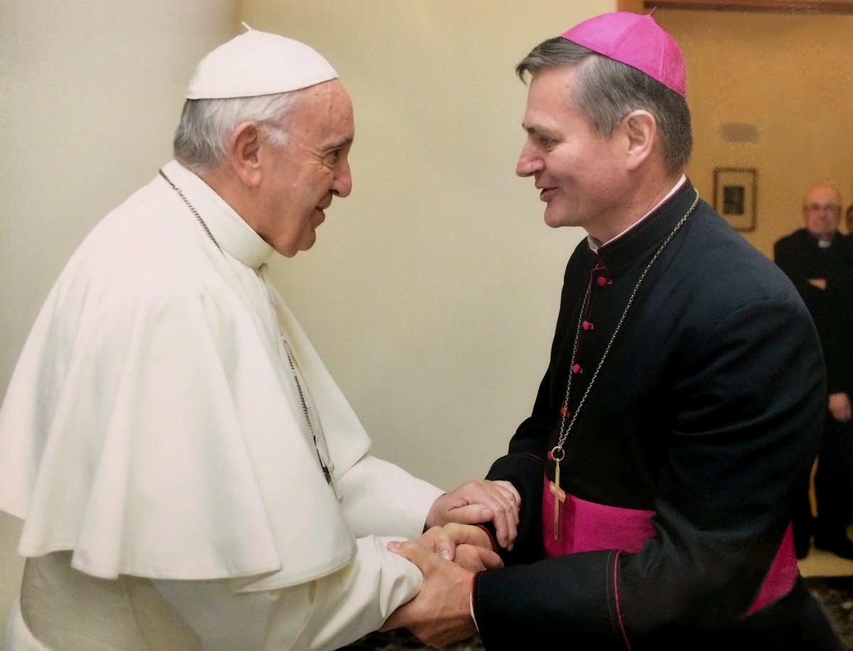 „Isten ott lesz a Nyeregben, és mindenkit megáld”: Schönberger Jenő püspök a pápalátogatásról, a pápával kapcsolatos élményeiről