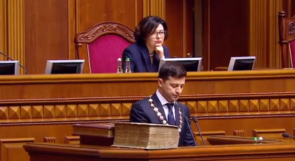 Nem viccel: letette az esküt az új ukrán elnök, majd gyorsan feloszlatta a kijevi parlamentet