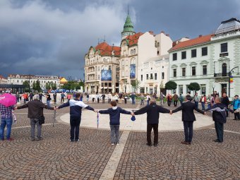 Élőlánccal követelték Szent László szobrát – magyar–magyar összefogást sürgetnek Nagyváradon a kezdeményezés támogatói