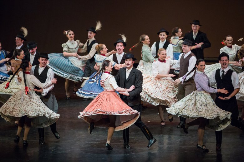 A magyar nyelvterület legszebb táncait mutatja be az Erdélyben turnézó Magyar Nemzeti Táncegyüttes