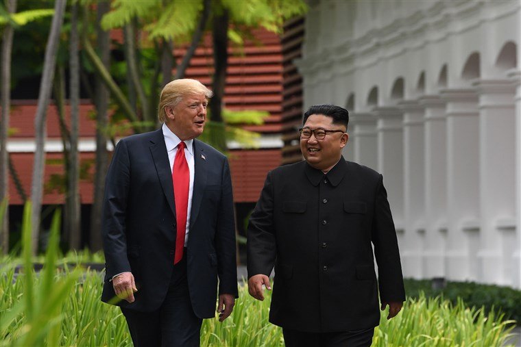„Nagyszerű barátság”: első amerikai elnökként lépett észak-koreai területre Donald Trump