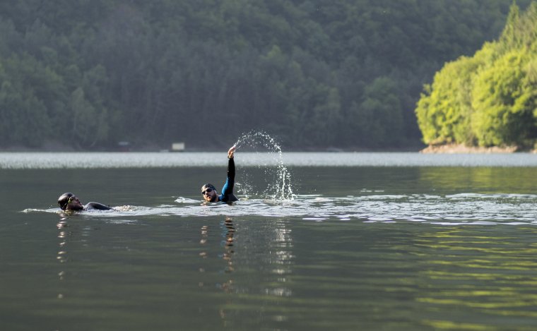 Jótékony céllal csobbannak: a kolozsvári Szénási Zoltán és Katona Alpár tavakban ússza le a támogatók által megvásárolt távot