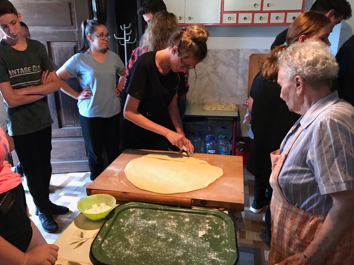 Ellesik a régiek főzőtudományát: erdélyi ételek készítését sajátítják el a jövő gasztronómiájának mai diákjai