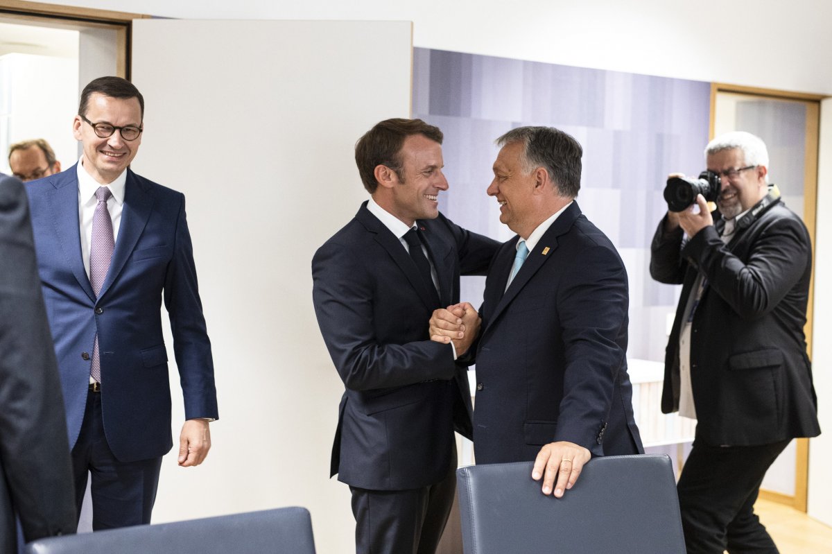Orbán Viktor és Emmanuel Macron „aknamunkájának” tulajdonítja bukását Manfred Weber