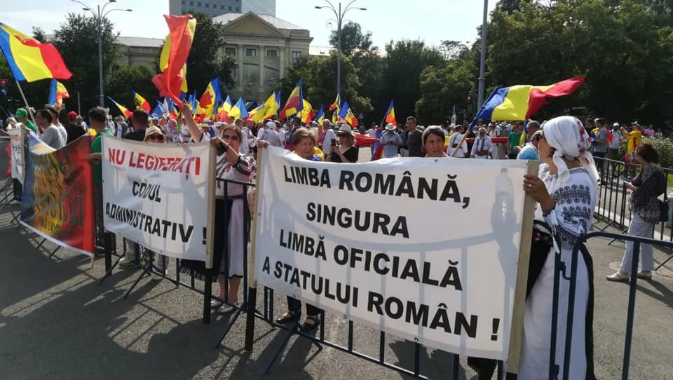 A magyar nyelvi jogok ellen tüntettek székelyföldi román szervezetek Bukarestben