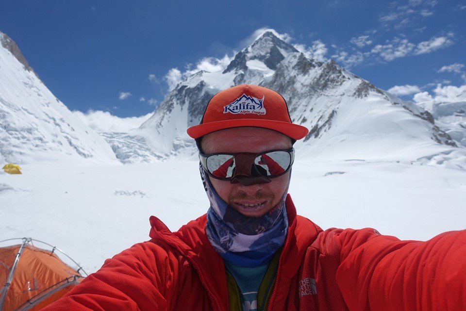 „Sziasztok! Fent vagyok a csúcson, baromi nehéz volt” – Varga Csaba váradi hegymászó felért a 8080 méteres Hidden Peakre