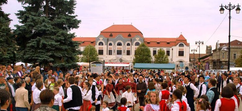 A közösségépítés ünnepe a Főtér Fesztivál: gazdag programokkal vár a nagybányai magyar napok
