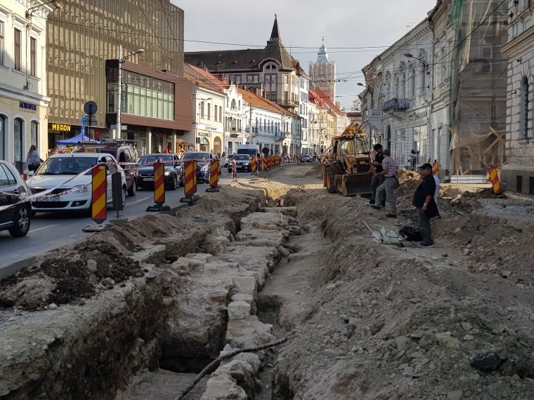 Amit lehetett Szebenben, nem lehet Kolozsváron: akadályozza a városvezetés a Híd utcai városkapu feltárását