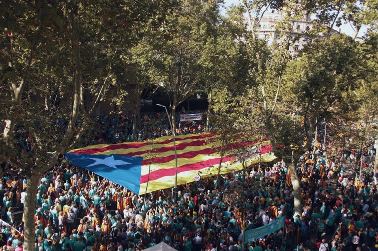 Egység a függetlenségért: mintegy hatszázezren vonultak utcára a katalán nemzeti ünnepen Barcelonában