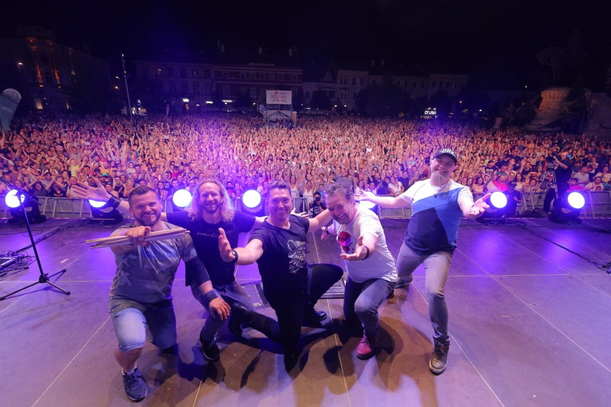 „Őrületes tömeg” bulizott a Főtéren – Katartikus élménynek számító koncerteknek örülhetett a Kolozsvári Magyar Napok közönsége