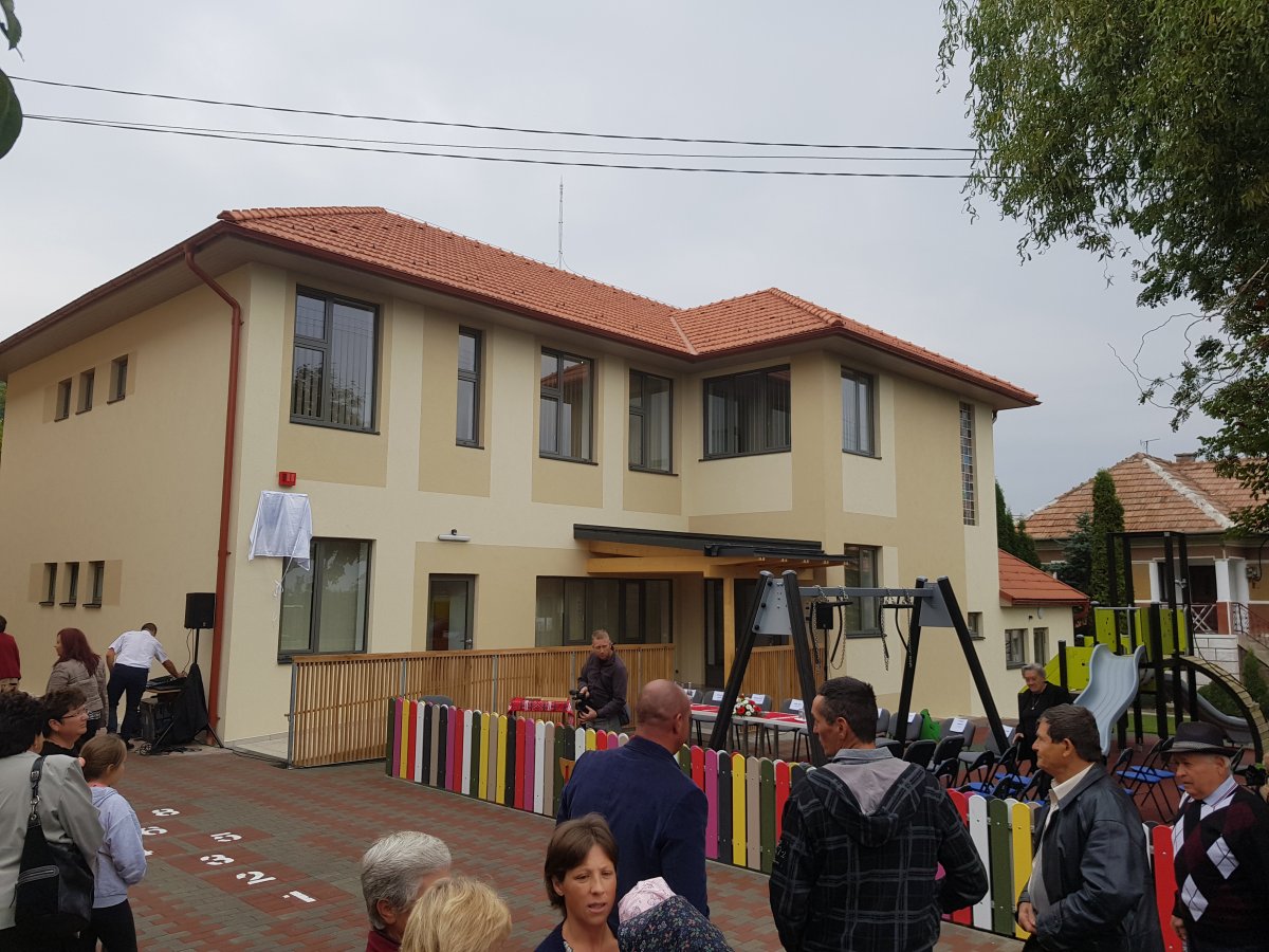 Kincsátadás a Kolozsvár melletti „magyar szigeten”: az anyaországi pénzből épített györgyfalvi ovinak a román állam is örülhet