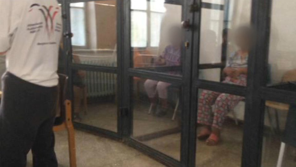 Pintea leellenőrzi, hogy valóban ketrecekben, megkötözve tartottak-e fogyatékos betegeket Máramarosszigeten