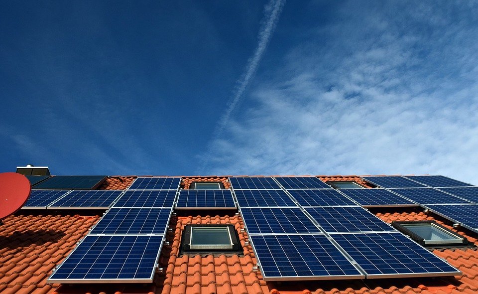 Zöldülhetnek az otthonok, sínen a napelemprogram: zajlik a pályázatok feltöltése, óriási az érdeklődés