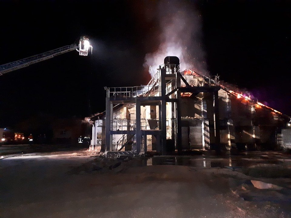 Leégett egy raktár az Arad megyei Szentannán – kétezer tonna gabona vált a lángok martalékává